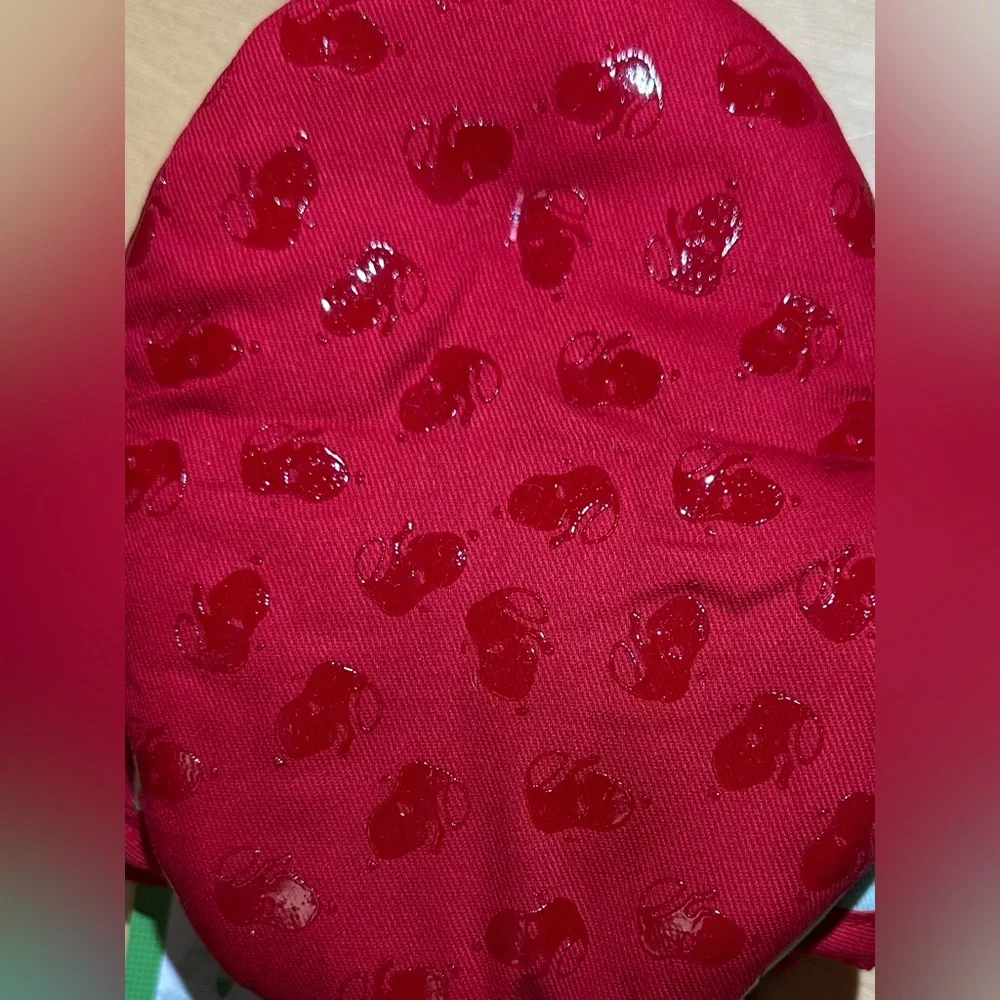 🍰 Peanuts 2 pack silicone mini oven mitts, NWT - Picture 3 of 3